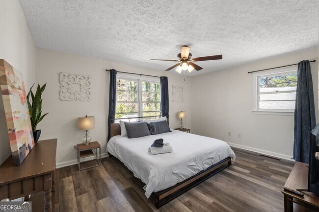 Building Photo - 1954 Woodbine Terrace NE