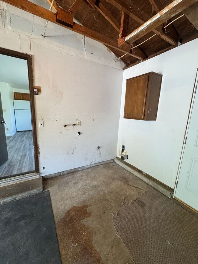 Building Photo - Myrtle Creek 3 bedroom home with 1 car garage