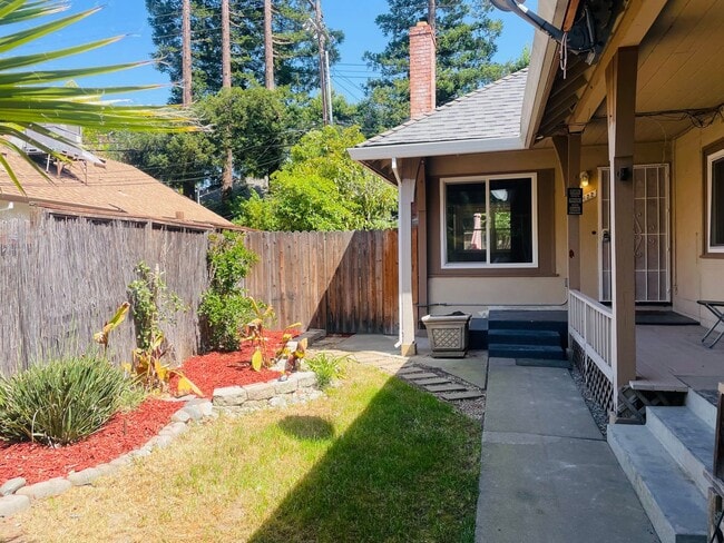 Primary Photo - 2452 Ione St