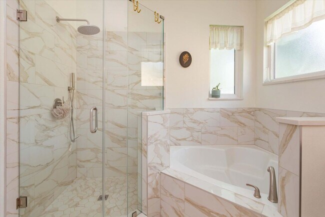 Building Photo - Beautifully Updated 4-Bedroom Pool Home in Winding Hollow