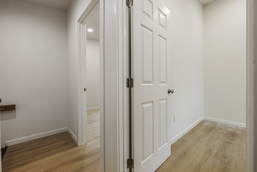 Building Photo - 214 Kimble St