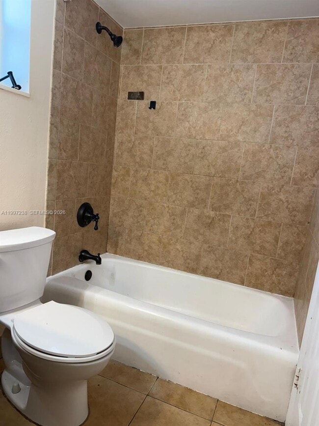 Building Photo - 447 NE 195th St