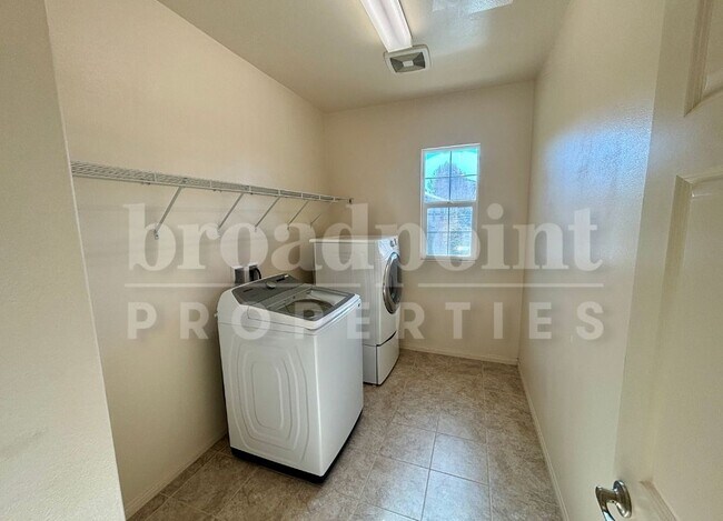 Building Photo - 1650 N Las Flores Dr