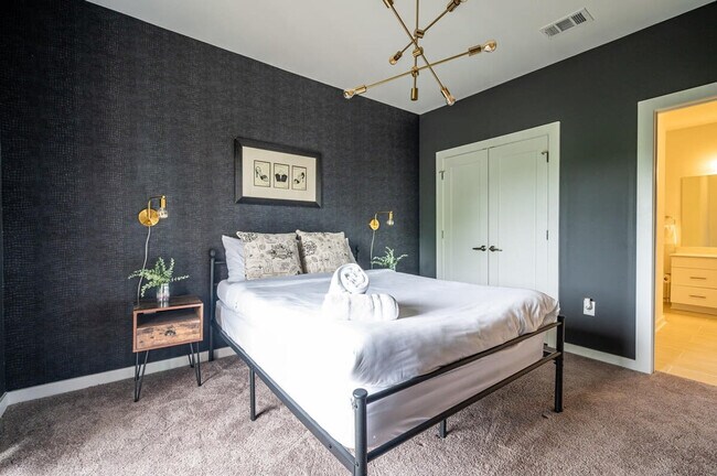 Building Photo - 525 Parkway Dr NE