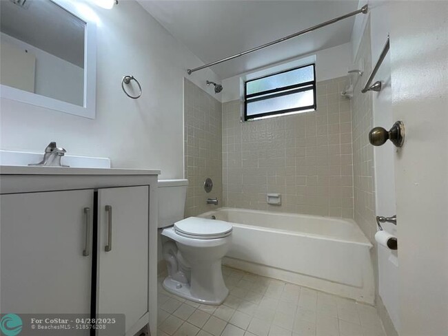 Building Photo - 9898 Nob Hill Ct