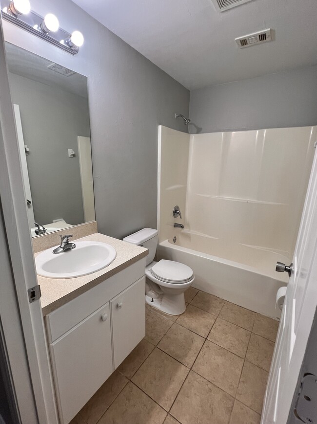 Building Photo - 6127 E Clay St