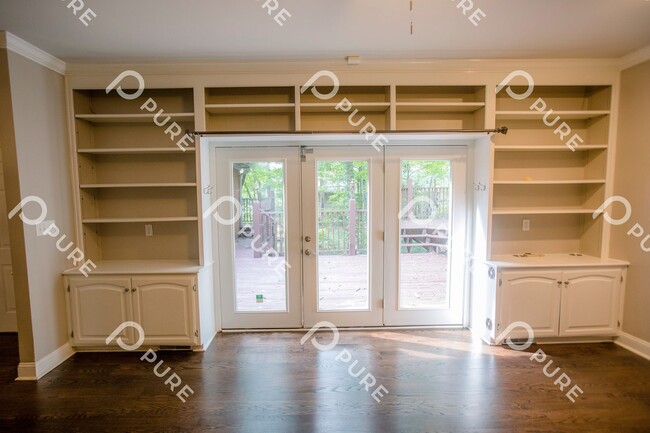 Building Photo - 2411 Oakwood Ave NE