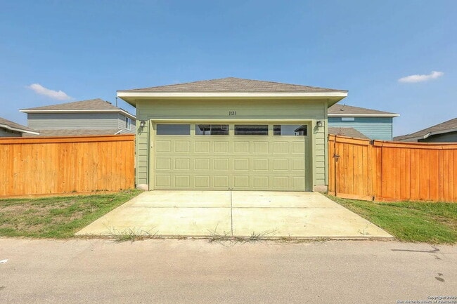 Building Photo - "Charming 3-Bed Oasis in San Marcos with 2 Full Baths – 1424 Sq Ft of Comfort!"