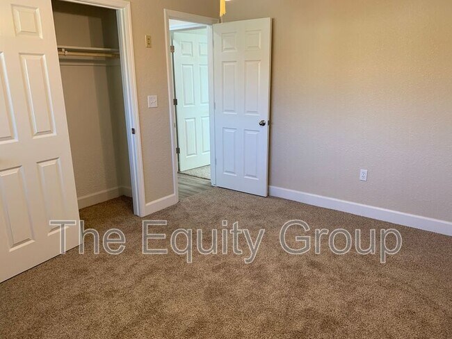 Building Photo - 1039 Chinowth St