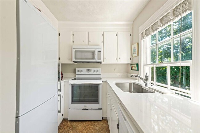 Building Photo - 141 Narragansett Ave