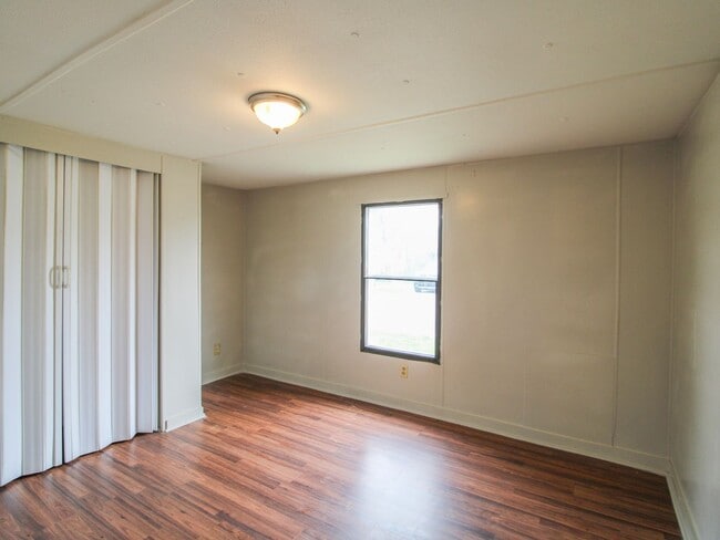 Building Photo - Close to downtown Pulaski!