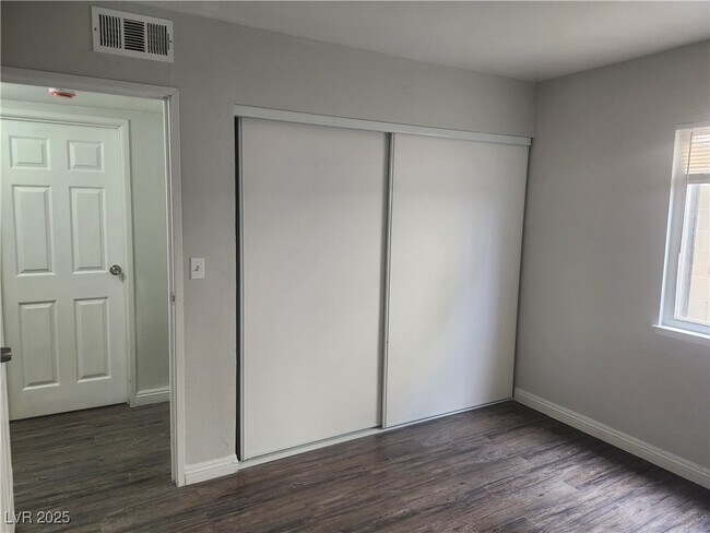 Building Photo - 3437 E Cheyenne Ave