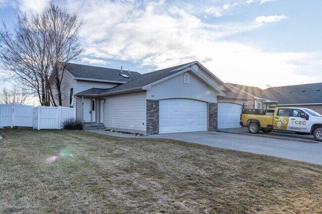 Building Photo - 3 bedroom 2 bathroom west end townhome