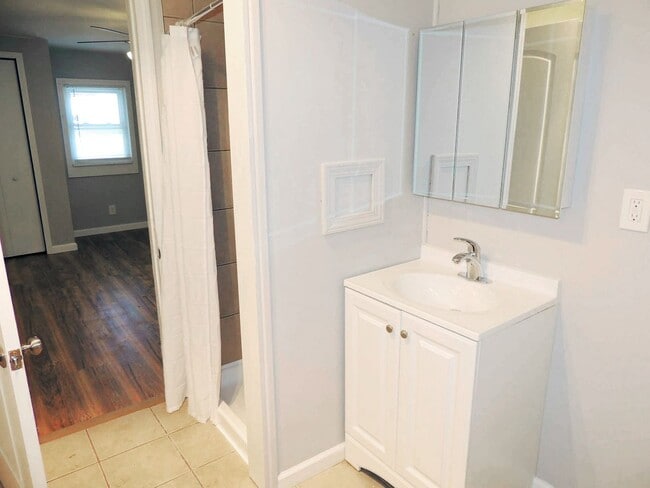 Building Photo - 4 Bed - 2 Full Bath Bungalow for Rent in Willowick!