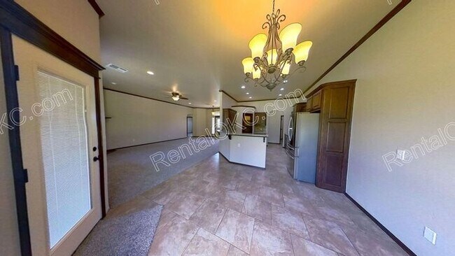 Building Photo - Large Lot, Big Space