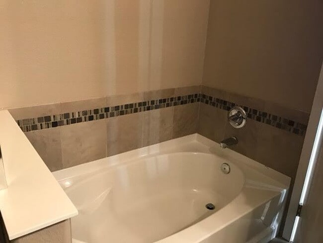 Building Photo - Beautiful 2 Bedroom, 2.5 Bath Townhome near E470 with 2 Car Garage and Gas Fireplace1