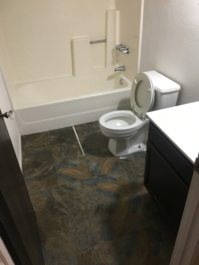 Building Photo - Ready to move-in 1BD apartment