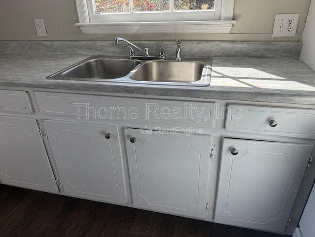 Building Photo - 1401 Dogwood Ave