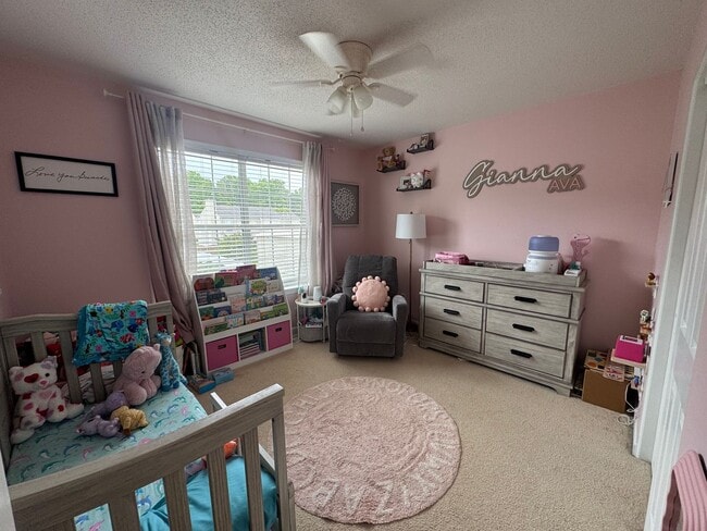 Building Photo - Spacious Three Bedroom Home