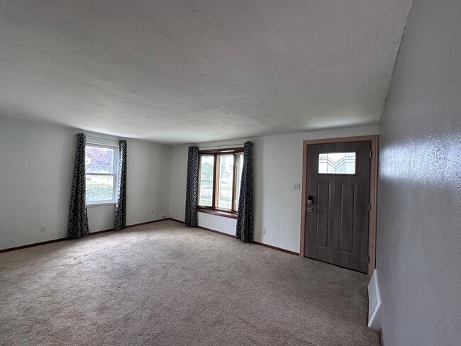 Building Photo - SPACIOUS 2 BEDROOM 1 BATH HOME