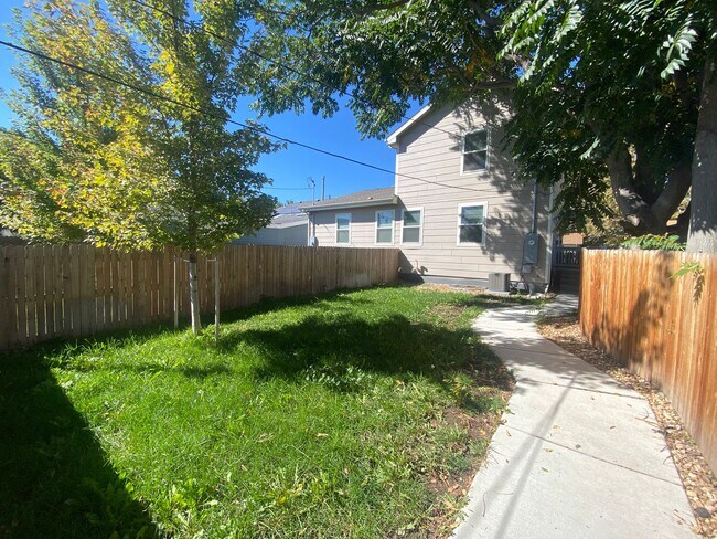 Building Photo - Spacious Englewood Home