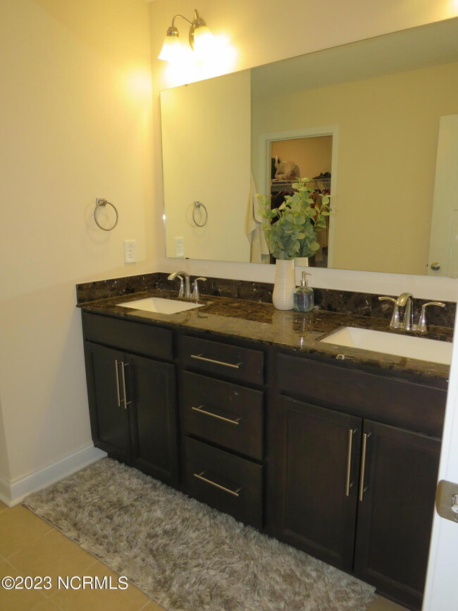 Building Photo - 425 Palisades Dr