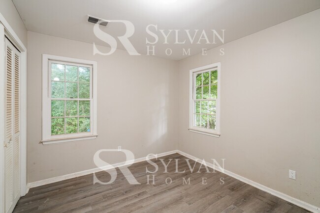Building Photo - Feel welcome in this well-maintained 4BR 2...