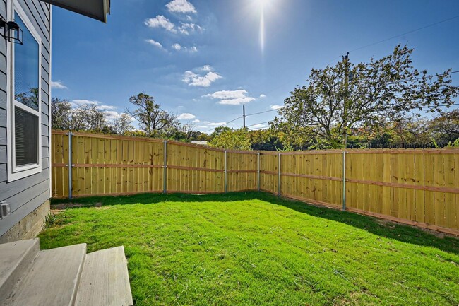 Building Photo - Charming 2-Bedroom Duplex in Fort Worth, TX