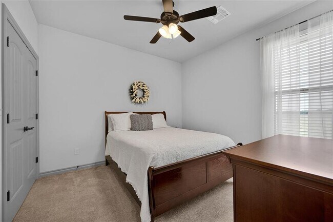 Building Photo - 12422 NE Stone Ridge Ln