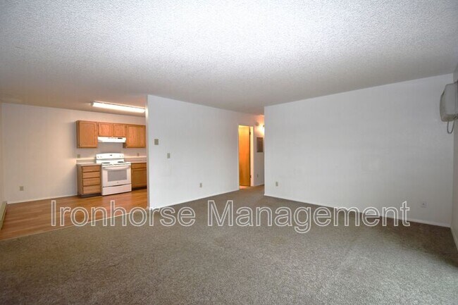 Building Photo - 809 W Villard St