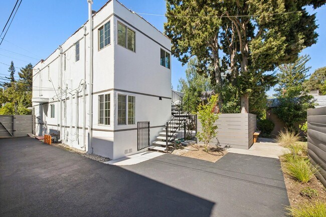 Building Photo - Stunning Luxury 2BR with Wraparound Deck in Downtown Palo Alto