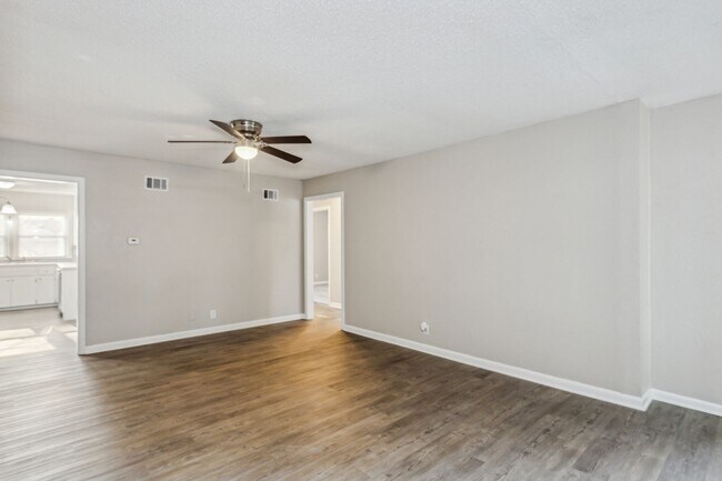 Building Photo - Spacious 4 bedroom home with 2 car garage