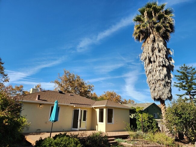 Building Photo - Two bedroom house in Redwood City