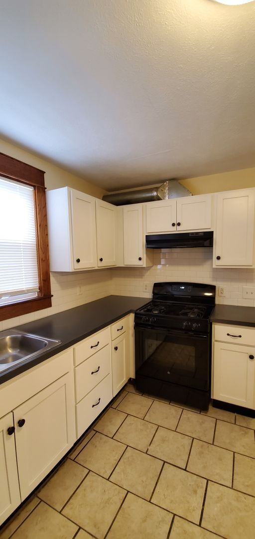 Building Photo - 3 Bedroom, 1.5 Bath Single Family Home Available Now!