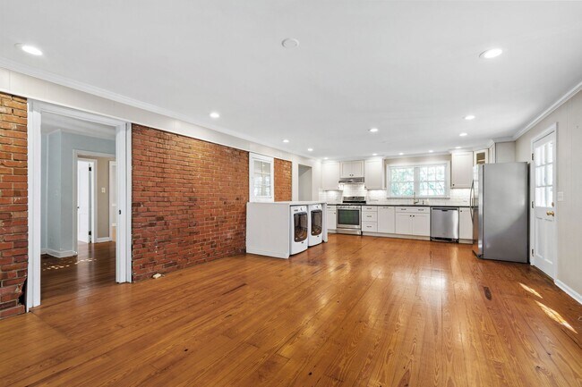 Building Photo - Charming Updated Bungalow in Raleigh’s Mordecai District!