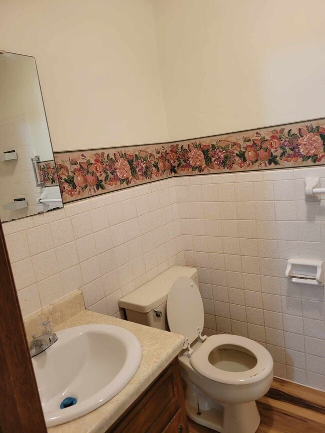 Building Photo - 3 bedroom 1.5 bathroom townhouse for rent