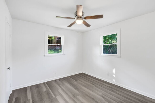 Building Photo - Newly Renovated 2 Bed/1 Bath Duplex 3 Mi t...