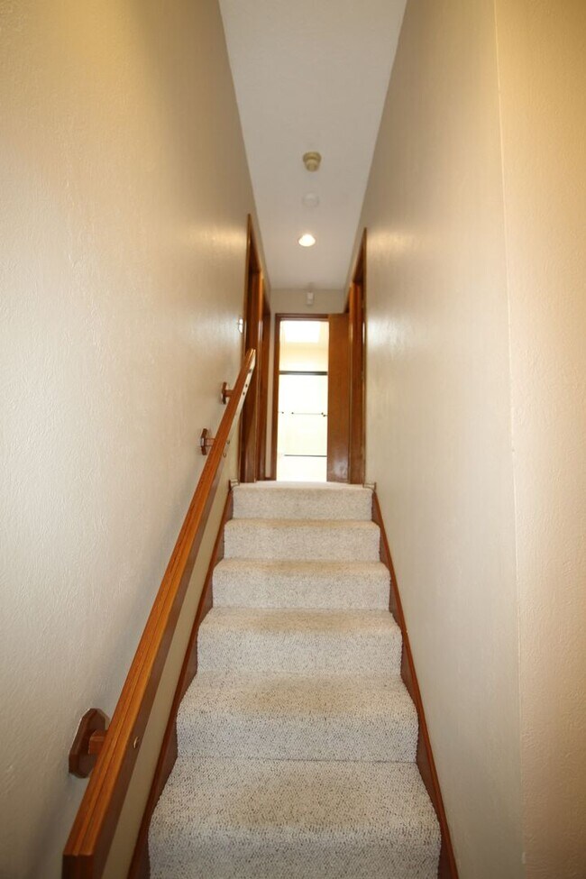 Building Photo - 4 Bedroom Eagle River Home!