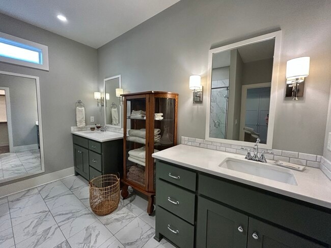 Building Photo - 405 E 32nd Ave