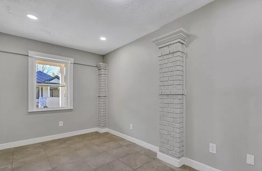 Building Photo - 824 E 39th St