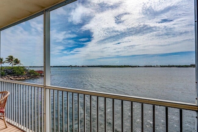 Building Photo - 1820 New Palm Way