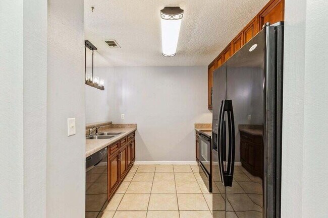 Building Photo - Exquisitely Renovated End Unit Townhome Ju...