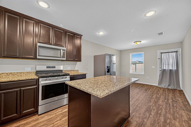 Building Photo - 1830 Cormorant Cres