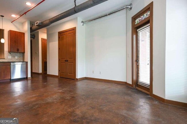 Building Photo - 250 Martha Dr