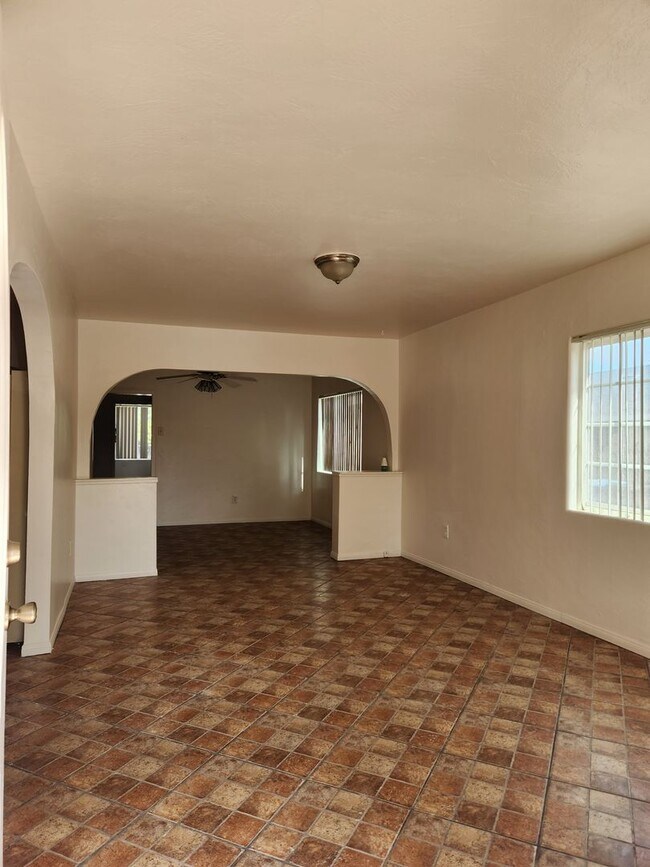 Building Photo - Bryant