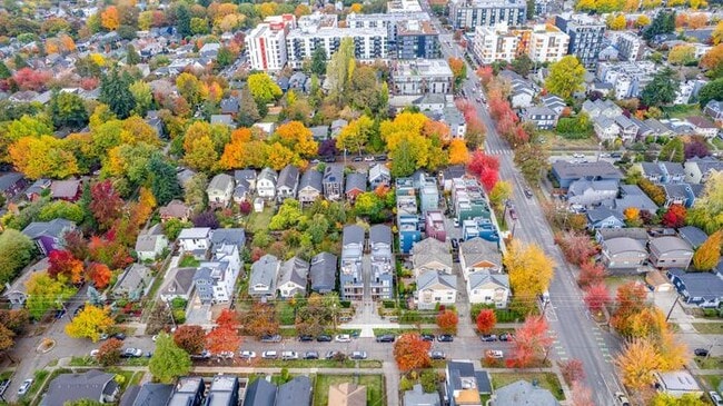 Building Photo - Stunning Ultra-Modern Central District Townhome w/ Air Conditioning