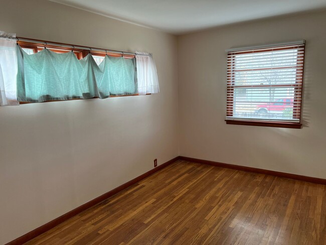 Building Photo - 4 BEDROOM 2 BATHROOM SINGLE FAMILY HOME