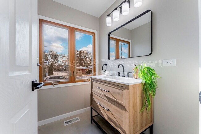 Building Photo - 3303 Division St