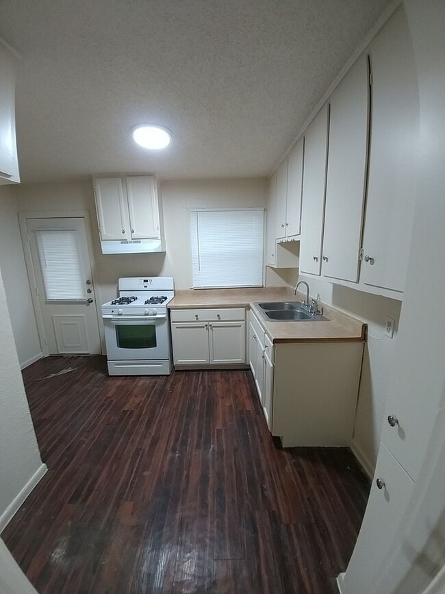 Building Photo - AVAILABLE NOW!!! Cozy 3/1/1/ in Arlington
