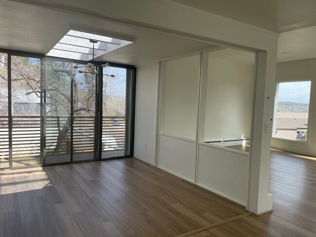 Building Photo - LUX 3BD, 3BA Foothills Home Only 5 Minutes...